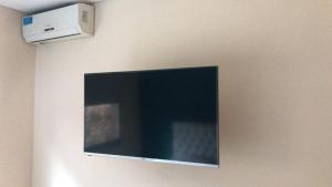 a flat screen tv hanging on a wall at la elegida in Mar Azul