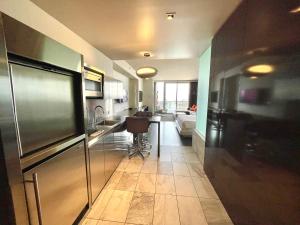 53Fl Palms Place Luxury Condo Best Strip View and Pool