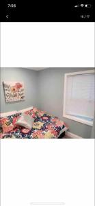 Nice bedroom next fells point客房内的一张或多张床位