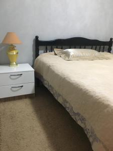 Кровать или кровати в номере Apartments at Laureatov 43