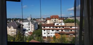 uma vista da cidade a partir de uma janela em Apto Bell Canela "Cobertura no Centro" em Canela