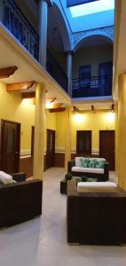 un hall avec des canapés et des tables dans un bâtiment dans l'établissement Hotel Mina Vetagrande, à Zacatecas