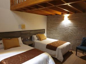 Un pat sau paturi într-o cameră la Hotel Don Carlos