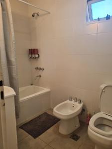 een badkamer met een toilet, een bad en een wastafel bij Andoli 2 in Santa Rosa