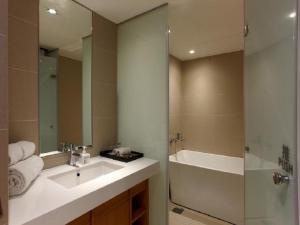 台北的住宿－老爺會館台北林森 – 華山文創園區，一间带水槽、浴缸和镜子的浴室