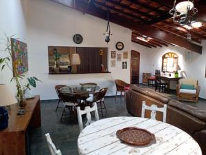 Restoran või mõni muu söögikoht majutusasutuses Belíssima Casa Sitio em Condomínio na Serra - Paty do Alferes