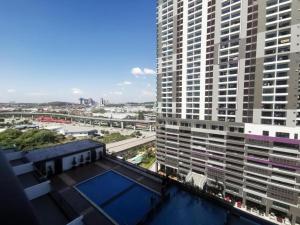 eine Luftansicht auf ein großes Gebäude mit einem Pool in der Unterkunft Landmark Residence 2 Service Apartment 5min to MRT 20min to KL in Kajang