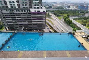 Landmark Residence 2 Service Apartment 5min to MRT 20min to KL内部或周边的泳池