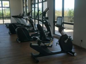 加影Landmark Residence 2 Service Apartment 5min to MRT 20min to KL的带窗户的健身房里有一排跑步机