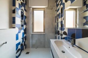 een badkamer met een bad en een wastafel bij L'approdo di Ermione in Francavilla al Mare