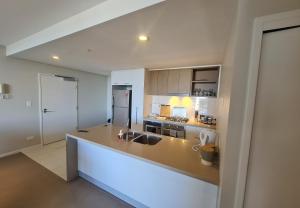 Link Portside Wharf Apartment Hotel的厨房或小厨房