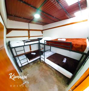 Postel nebo postele na pokoji v ubytování Kimaná Hostal