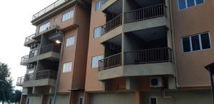 een appartementencomplex met balkons en een straat bij Gold Coast Morib Resort Apartment Ezzy in Kampong Tanjong Pechah