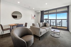Ein Sitzbereich in der Unterkunft Ramada by Wyndham Newmarket Auckland