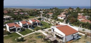z góry widok na dom z oceanem w obiekcie Hill Sun Luxury Suites w mieście Nea Iraklia