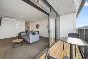 Ein Sitzbereich in der Unterkunft Ramada by Wyndham Newmarket Auckland