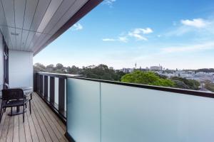 Ein Balkon oder eine Terrasse in der Unterkunft Ramada by Wyndham Newmarket Auckland