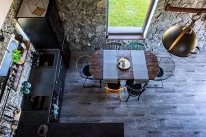 an overhead view of a dining room table and chairs at pod mazurskim niebem loft in Piecki