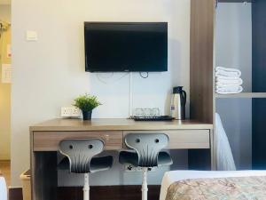 クアラルンプールにあるAsia Like Boutique Hotelのデスク(椅子2脚付)、壁掛けテレビ +58枚の写真