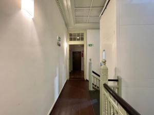 korytarz budynku ze schodami w obiekcie Chili Apartment w Toruniu