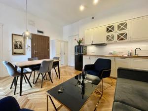 kuchnia i jadalnia ze stołem i krzesłami w obiekcie Chili Apartment w Toruniu