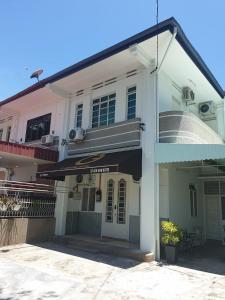 Gedung tempat guest house berlokasi