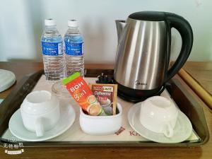 Kawan Hotel的咖啡和沏茶工具