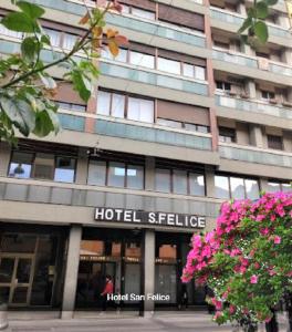 un edificio de hotel con un cartel en la parte delantera en Hotel San Felice, en Bolonia