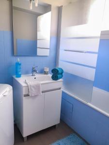 a bathroom with a sink and a mirror and a tub at Appartement Toulouse Blagnac MEET Aéroport 5 min Tramway à 6 min free Parking Proche de toutes commodités Belle terrasse in Blagnac +18 photos