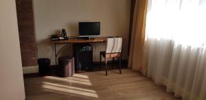 TV a/nebo společenská místnost v ubytování Baku Sea View Hotel