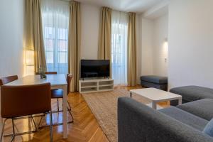 TV a/nebo společenská místnost v ubytování House Catania