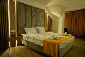 pokój hotelowy z dużym łóżkiem i 2 ręcznikami w obiekcie Villa Darki w Ochrydzie