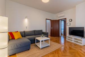 TV a/nebo společenská místnost v ubytování House Catania