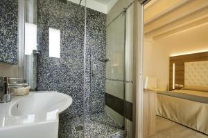 Koupelna v ubytování Hotel Hollywood***S + 37 fotografií