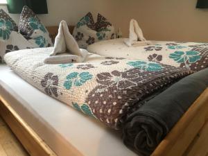 una cama con un edredón encima en Babsi Appartments - leben am Land, en Wels