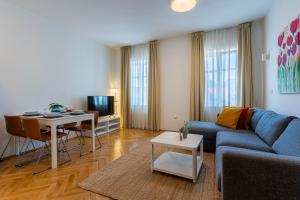 TV a/nebo společenská místnost v ubytování House Catania