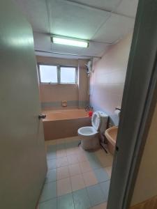 une salle de bain avec toilettes, baignoire et lavabo dans l'établissement Selesa Hillhomes Golf Resort - T11GGB, à Bentong 12 autres photos