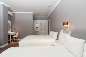 Un pat sau paturi într-o cameră la Yilan Fu Hsiang Hotel