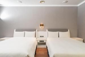 Postel nebo postele na pokoji v ubytování Fu Hsiang Hotel