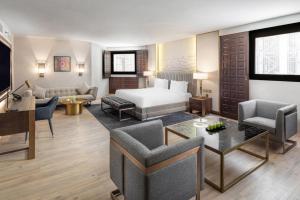 Postel nebo postele na pokoji v ubytování Makarem Ajyad Makkah Hotel