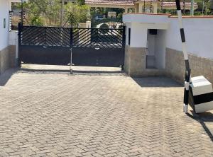 uma entrada de tijolos com um portão preto e uma cerca em Paradise Resort Apartments em Nyali