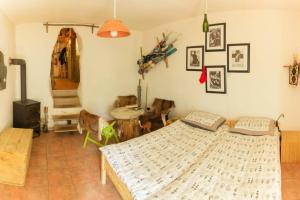 Ein Bett oder Betten in einem Zimmer der Unterkunft Gozdna koča Studeno