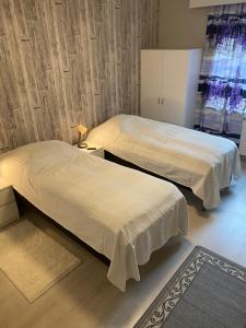 Легло или легла в стая в Kemi city ll, near snowcastle, 3 rooms, kitchen , glazed balcony FREE PARKING