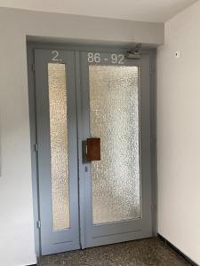zwei Glastüren mit Zahlen auf einem Zimmer in der Unterkunft Maritime Ecke 2 in Eckernförde