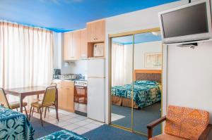 a small room with a kitchen and a dining room at Holiday Surf Hotel (with full kitchen) in Honolulu