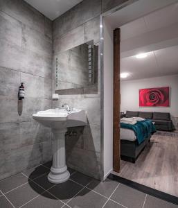 Ένα μπάνιο στο Hotel Joli Bergen