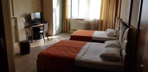 Postel nebo postele na pokoji v ubytování Baku Sea View Hotel