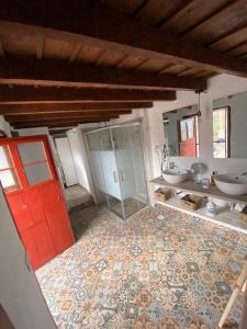 uma casa de banho com dois lavatórios e uma porta vermelha em Casa Ayane em Santa Cruz de la Palma