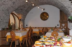 Reštaurácia alebo iné gastronomické zariadenie v ubytovaní Hotel Il Maniero