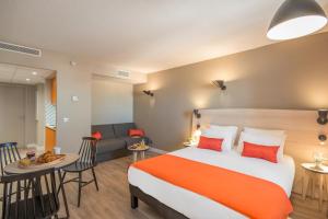 Appart'City Confort Montpellier Saint Roch tesisinde bir odada yatak veya yataklar